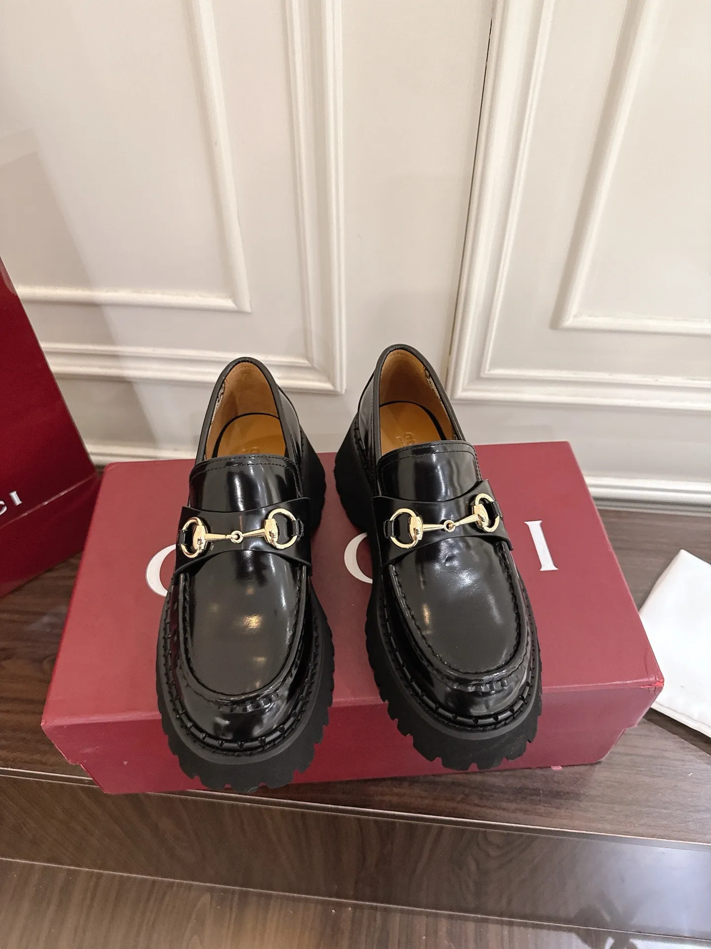 👟👟Ex-factory price 560👟👟 Gucci loafers with horsebit groove soles. As a tribute to the brand's equestrian roots, the horsebit has gone through years of baptism, integrating its rich historical heritage and modern fashion into one. Cowhide surface, sole thickness 5cm, size: 35-42# 39-46#